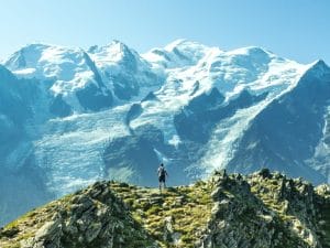 Un homme contemple le Mont Blanc depuis un sommet opposé des Alpes