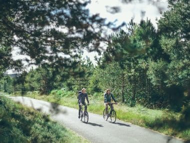 Deux cyclistes dans la forêt en Essonne