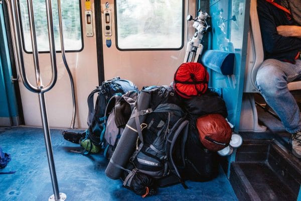 des sacs de randonneurs posés dans un train