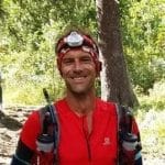 un coureur dans une forêt