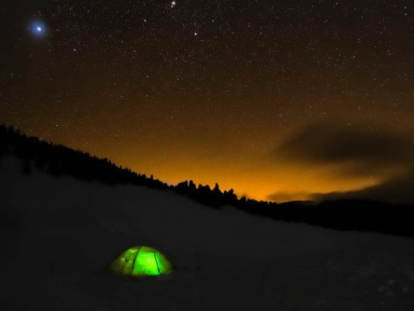une tente illuminée dans la nuit