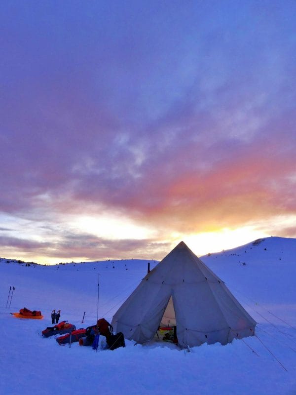 une tente montée dans la neige
