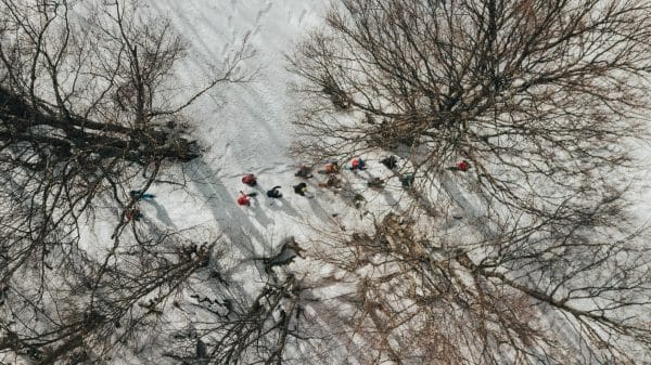des randonneurs dans la neige vus de haut