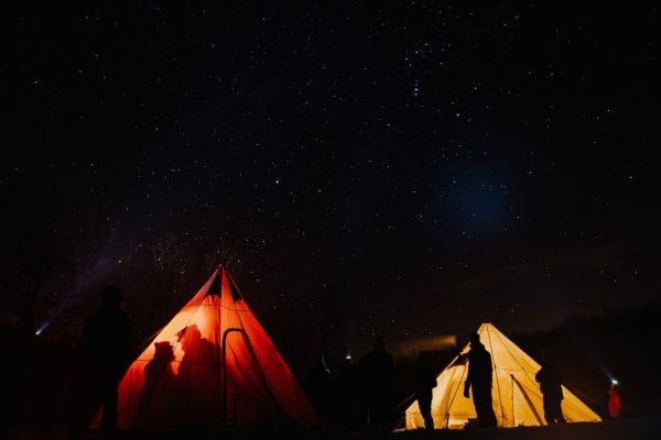 deux tentes illuminées la nuit