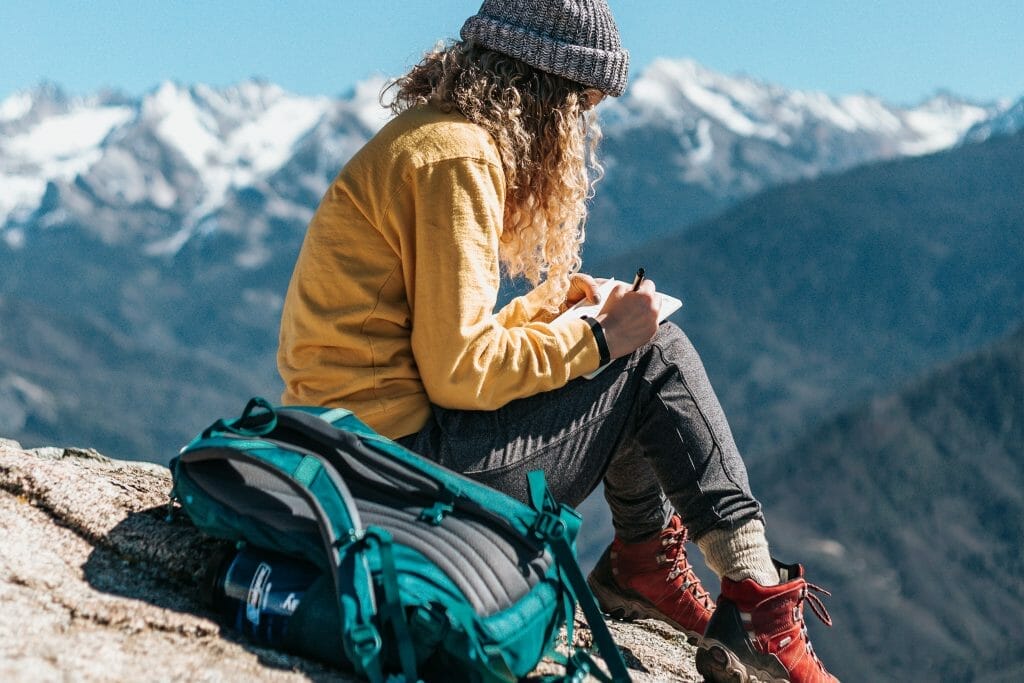 femme écrivant dans son carnet
