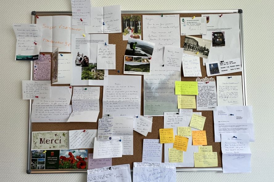 Tableau avec des mots et cartes postales