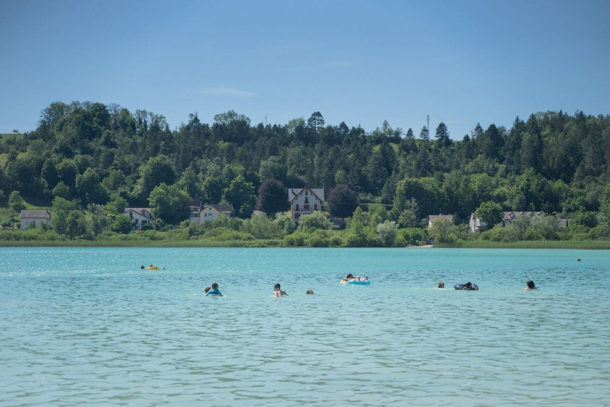 des personnes se baignent dans le lac de Clairvaux