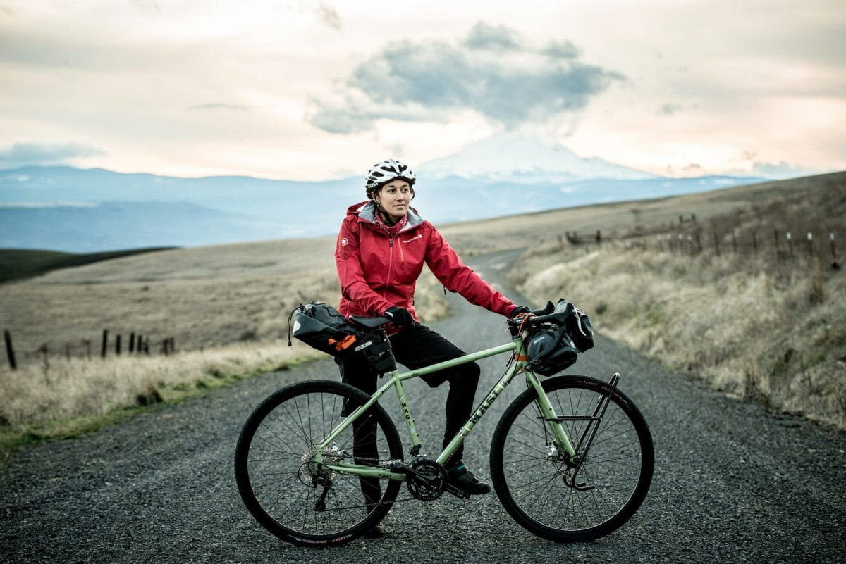 femme équipée bikepacking avec vélo et sacoches, conseil pour choisir sa selle