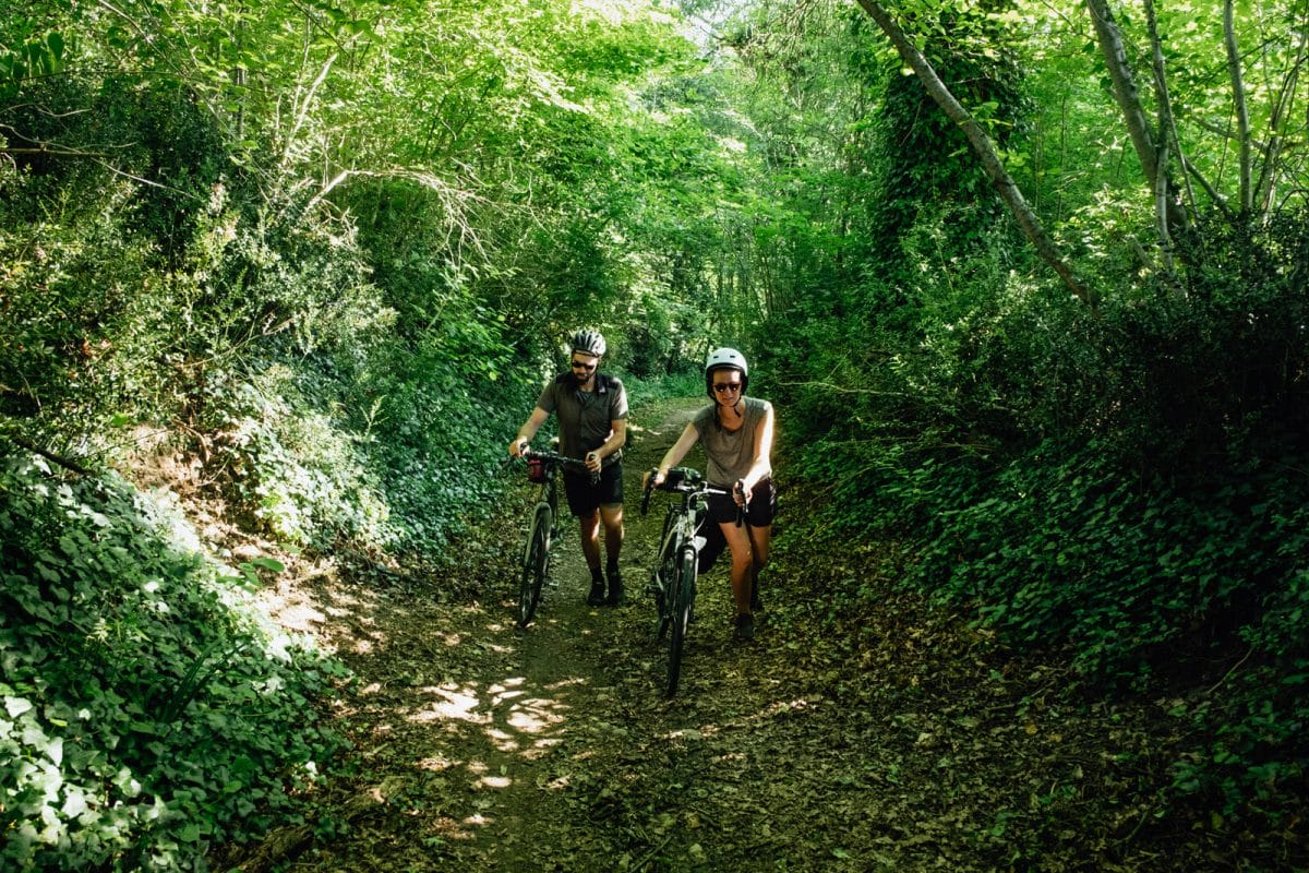 vélo forêt casques cyclistes