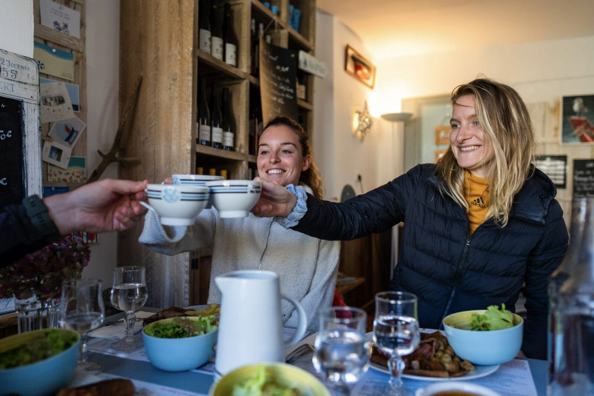 personnes souriantes qui mangent