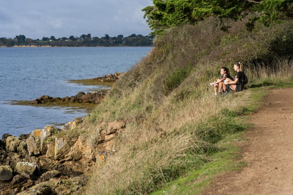 personnes qui regardent la mer en Bretagne