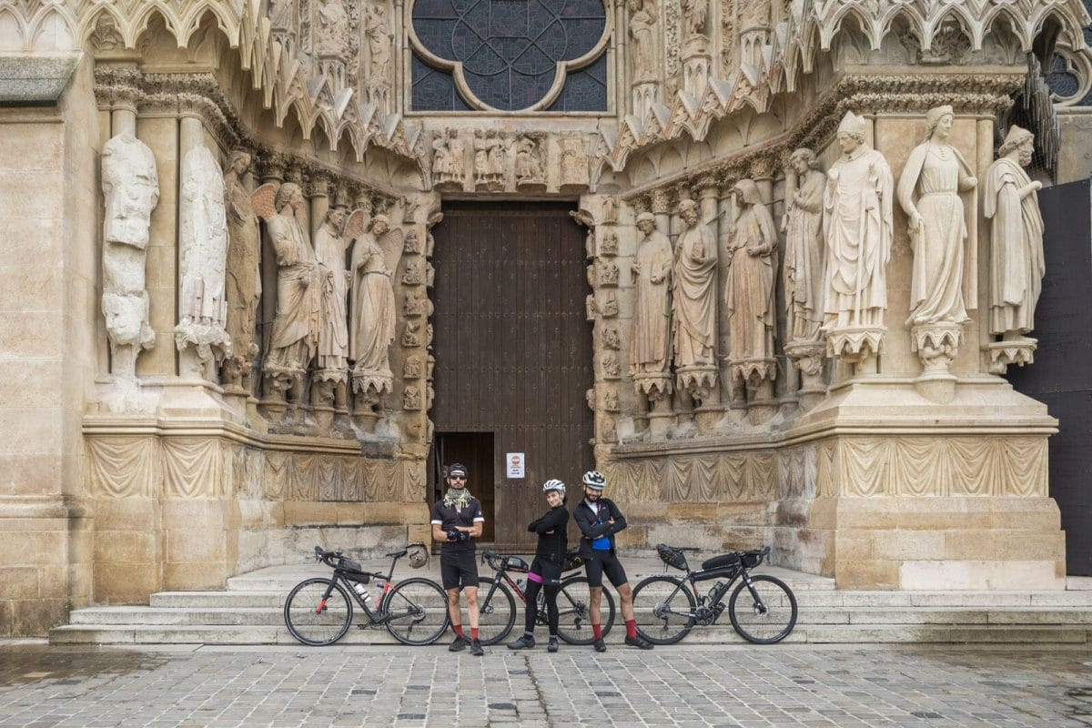 cathédrale de Reims avec cyclistes