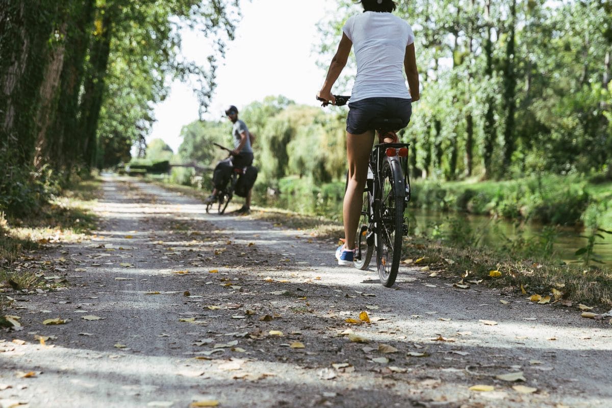 cyclistes le long du canal Nantes Brest