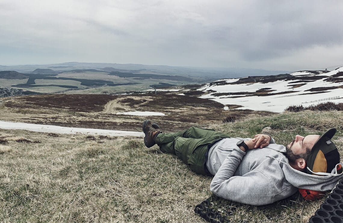 homme qui fait la sieste