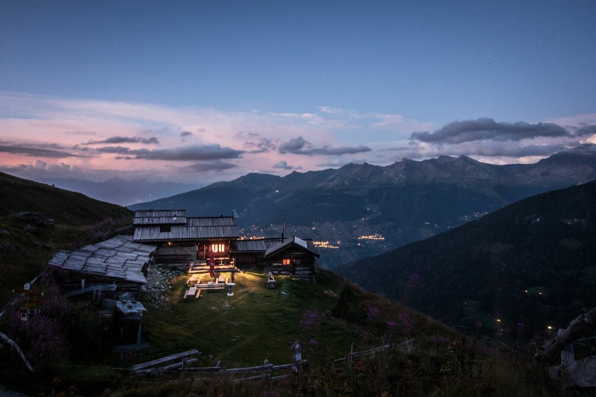 cabane illuminée en suisse