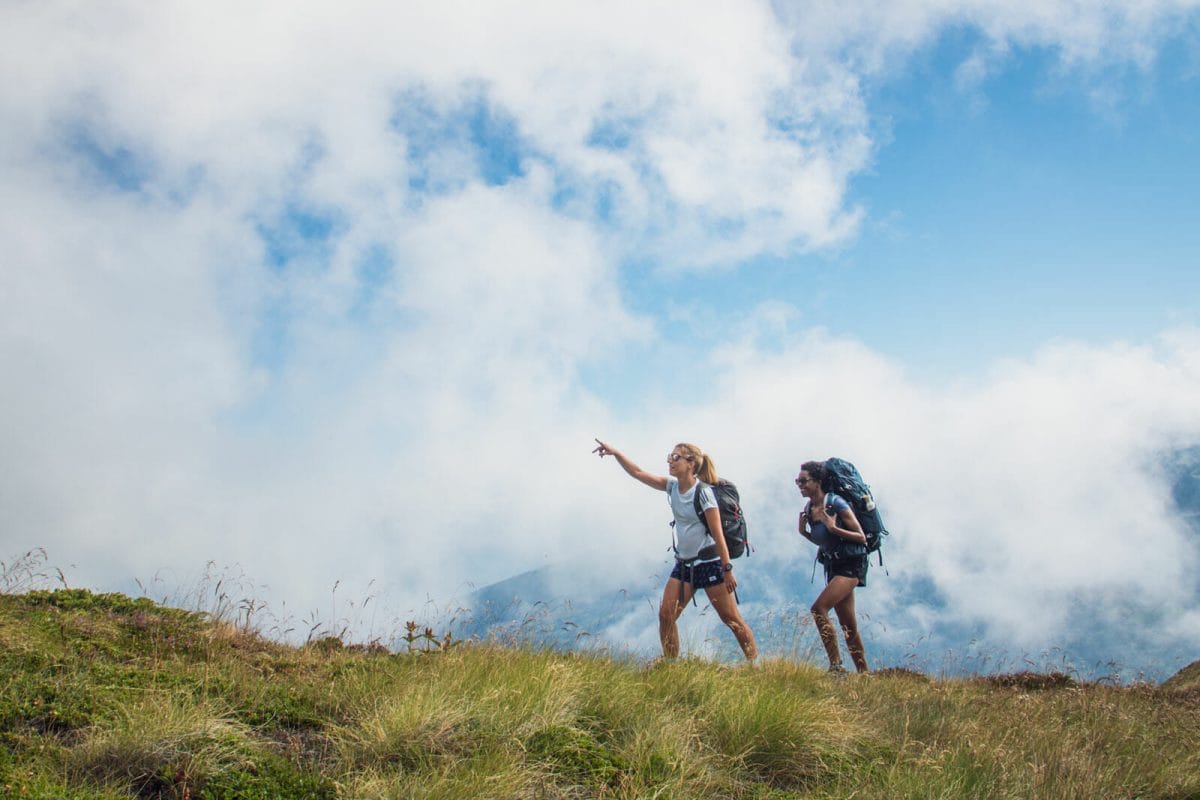 personnes sur la crête en valais randonnée