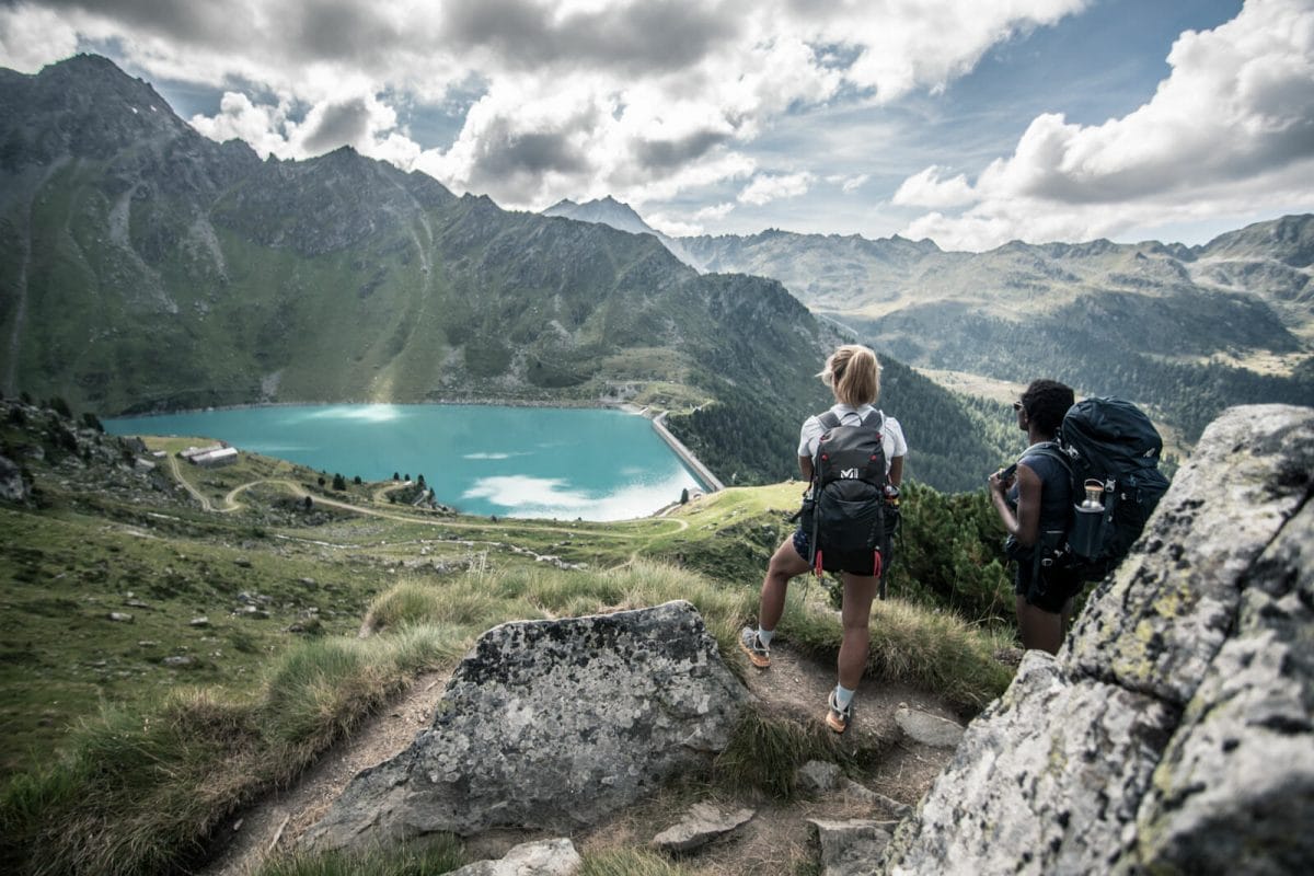 randonnée en Valais en Suisse, vue sur un lac r