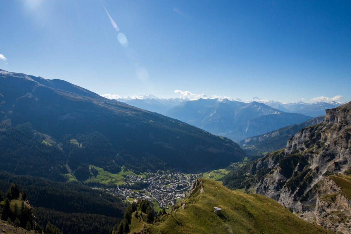 panorama et vue sur village en valais en suisse