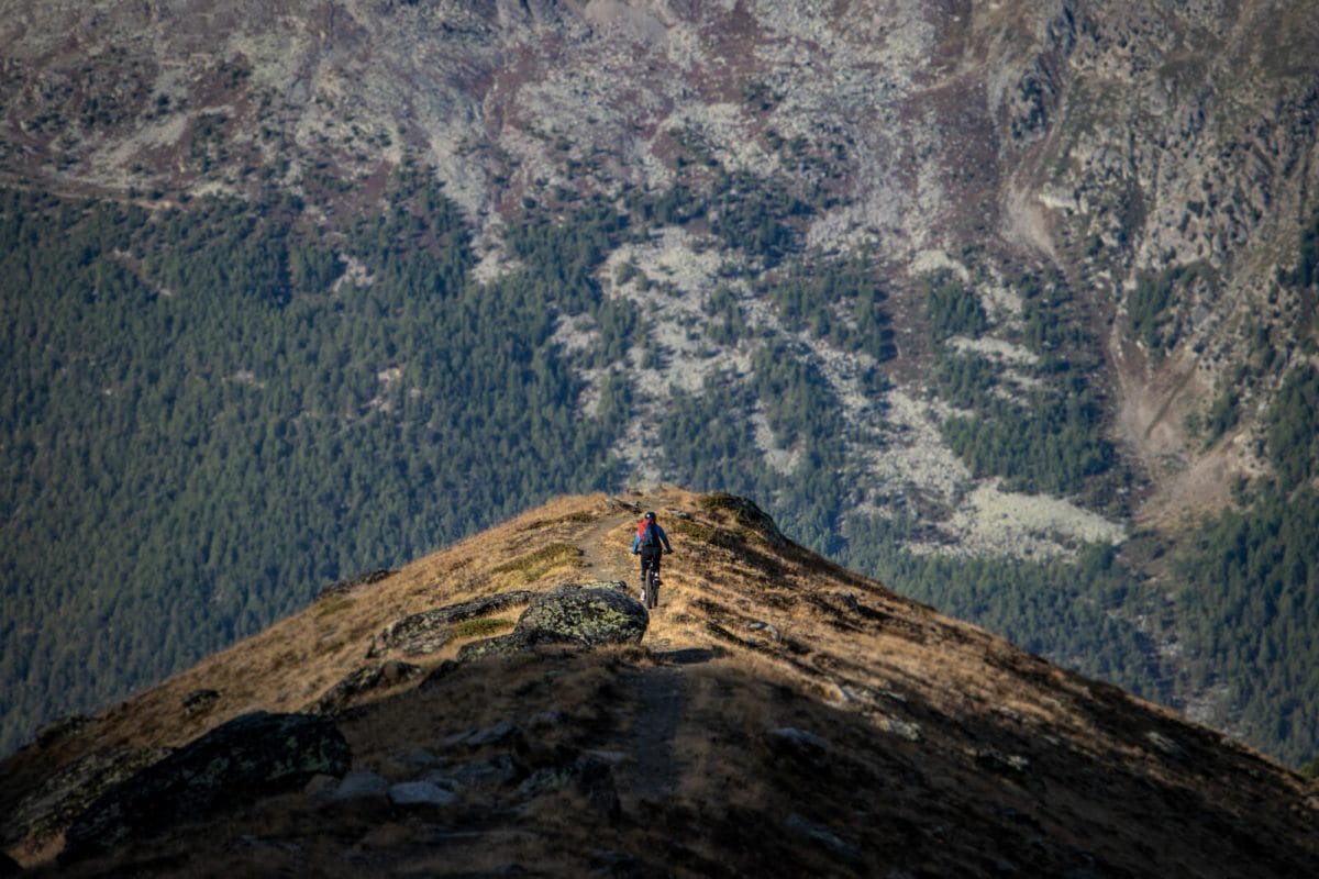cycliste qui descend une crête