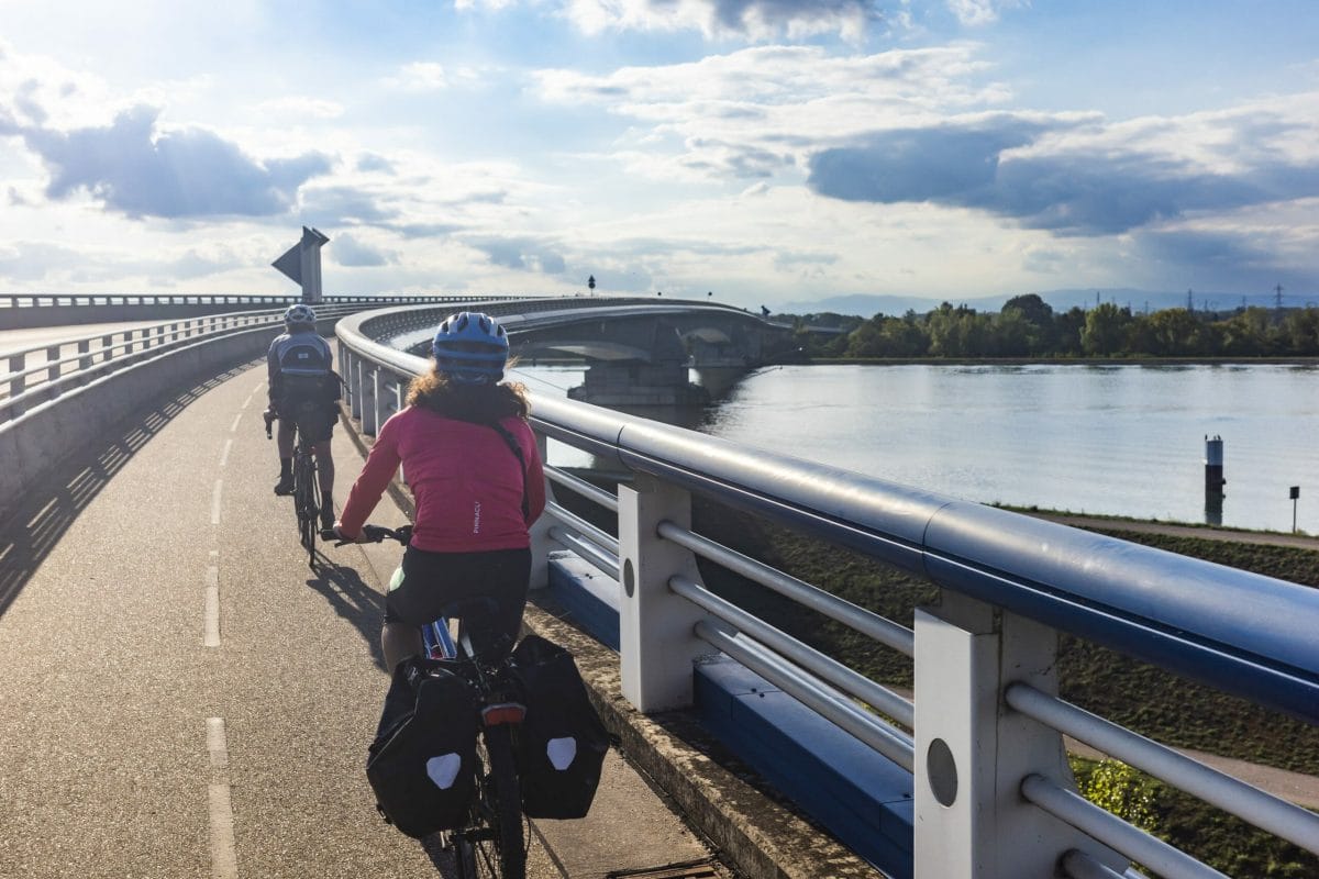 cyclistes sur passerelle des deux rives