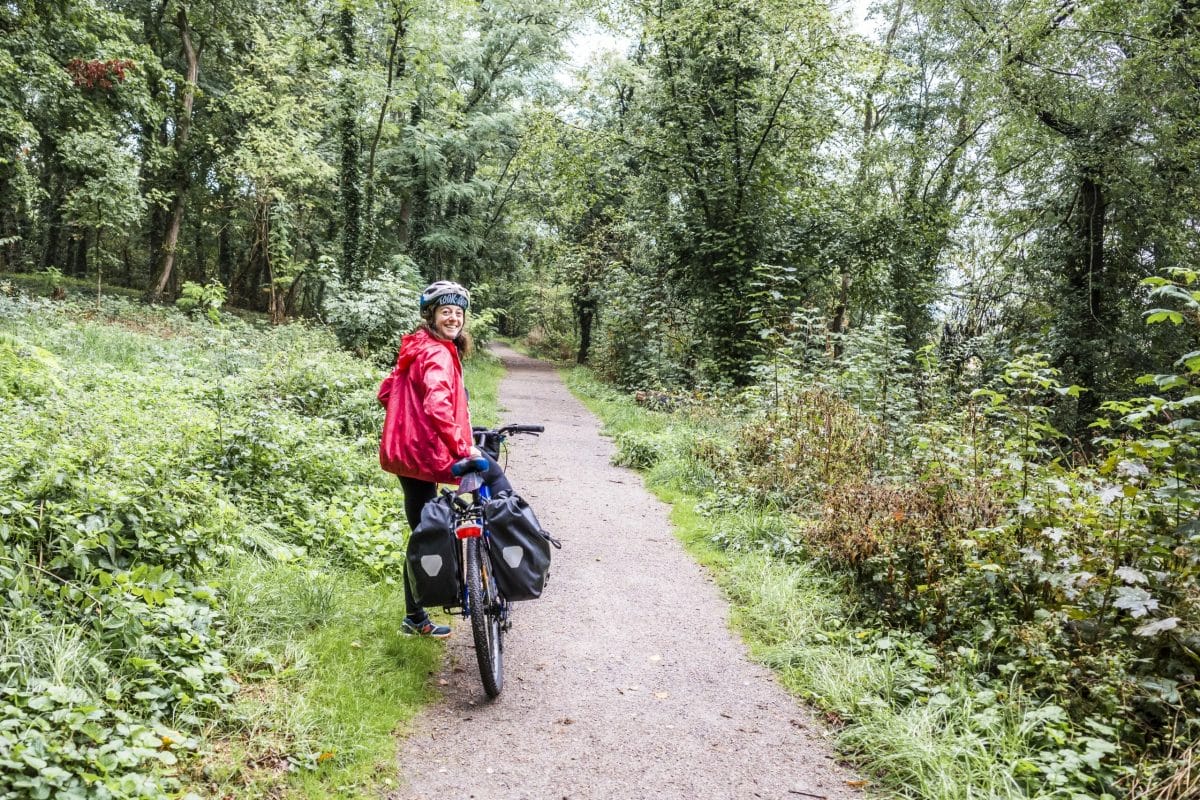 cycliste dans la forêt