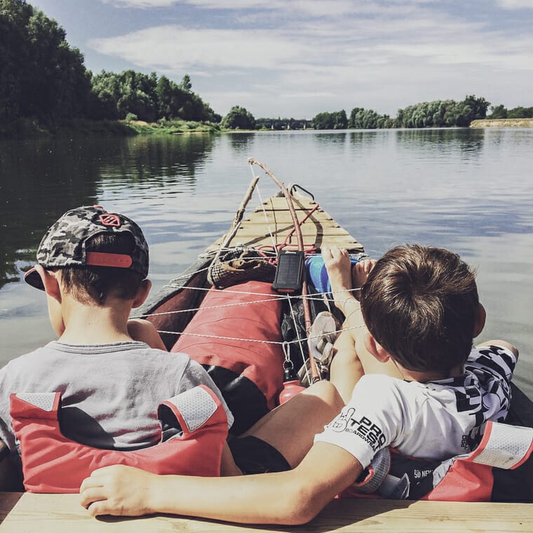 enfants dans un canoë