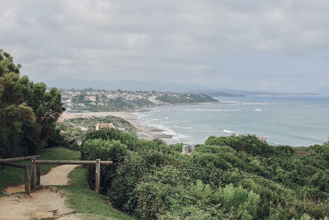 sentier de sable sur la côte basque