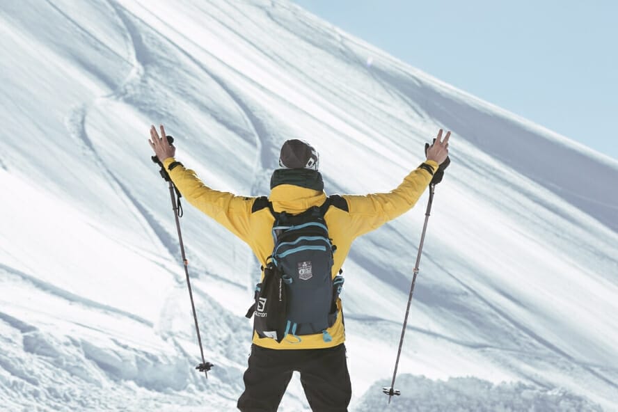 skieur bras levés