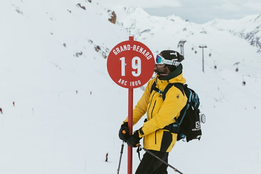 skieur avec balise de piste