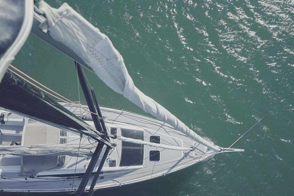 personne sur mât de bateau